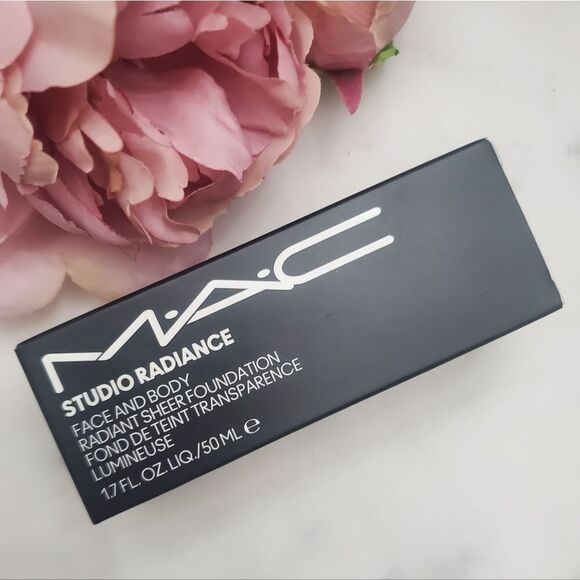 MAC Studio Radiance Foundation in Shade W0 (Fair beige with peachy undertones) - Picture 8 of 12